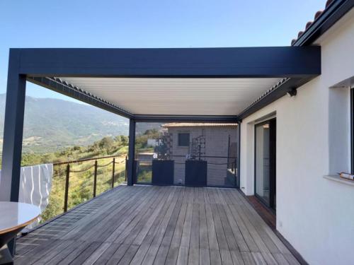 Pergola bioclimatique adossée