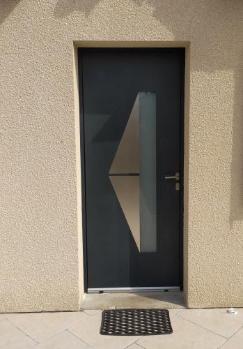 Porte d'entrée posée