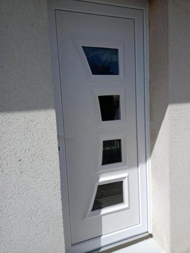 Porte d'entrée posée aluminium blanche