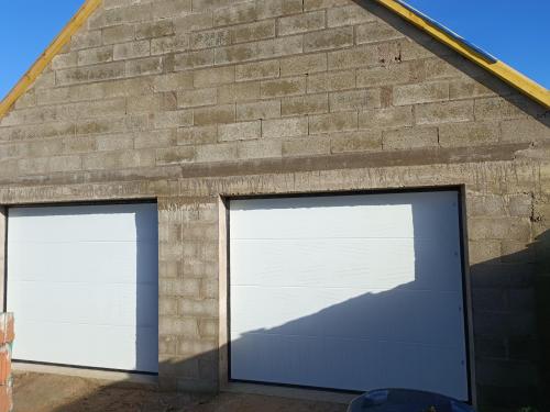 Pose de  2 portes de garage sectionnelles blanches